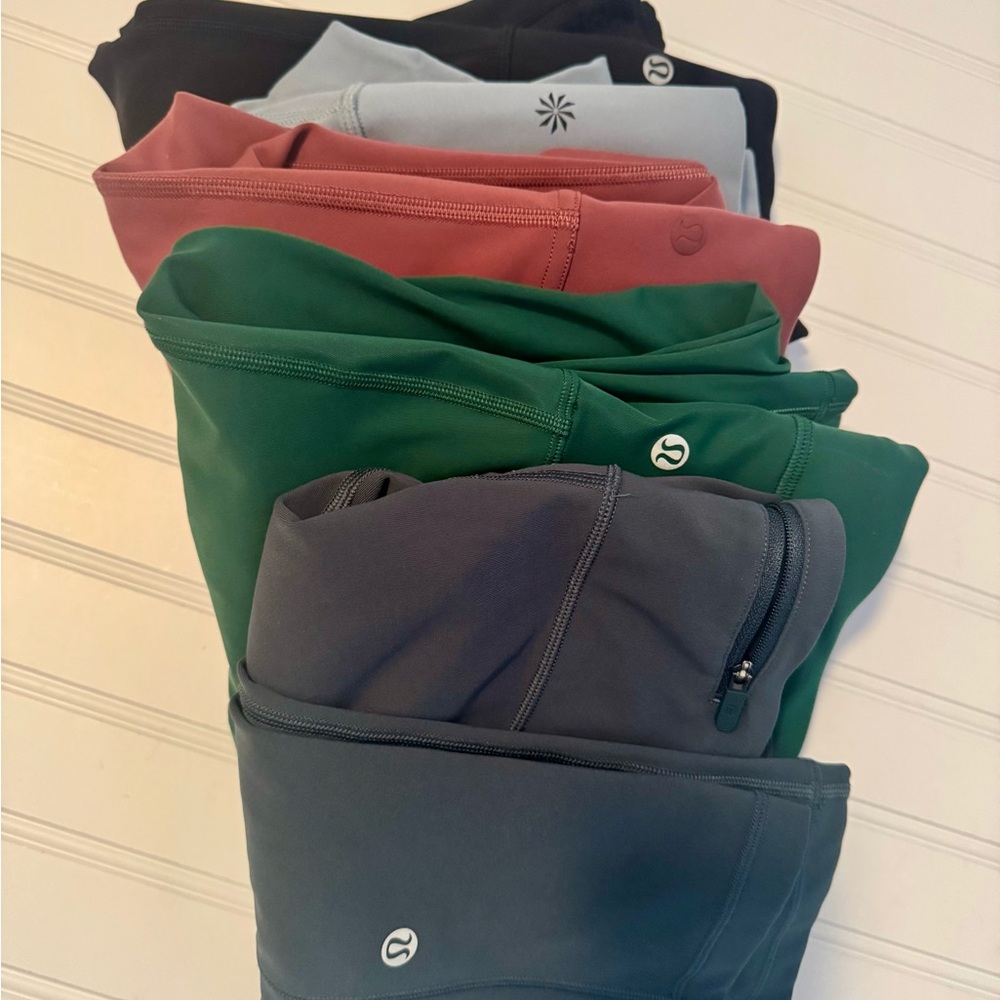 LOT - 5 leggings in total
4 Lululemon & 1 athletica- all in great condition